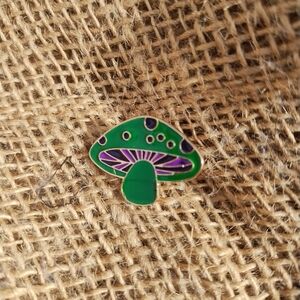 💙Psychedelic mushroom pin